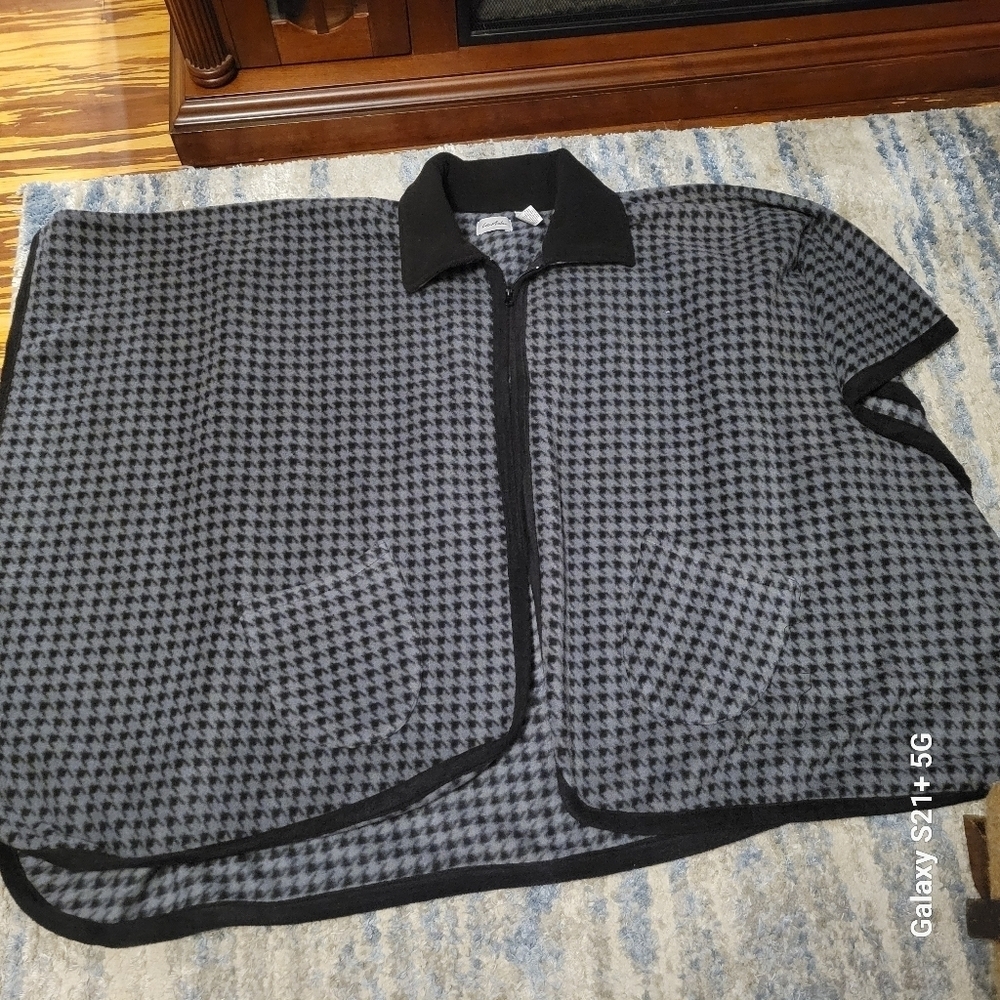 NWOT LeModa cape OSFA
